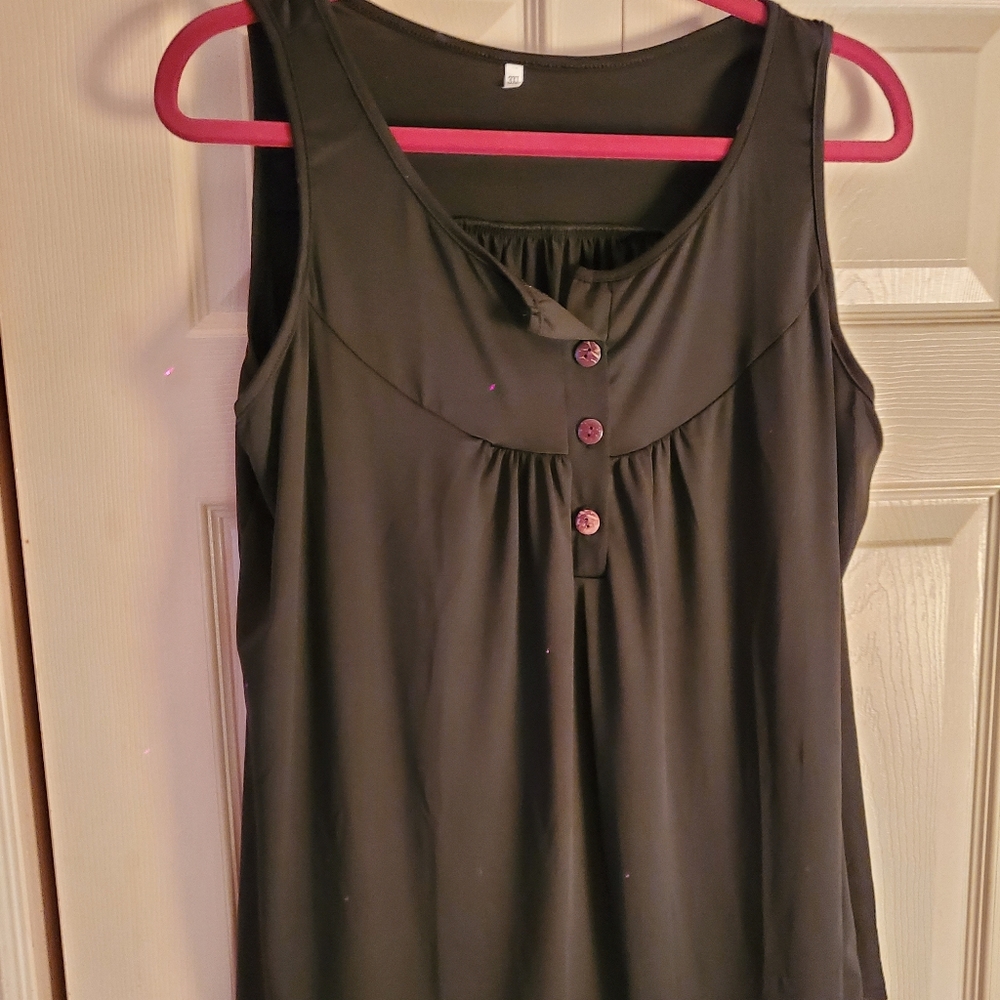 Tank top, black with 3 buttons